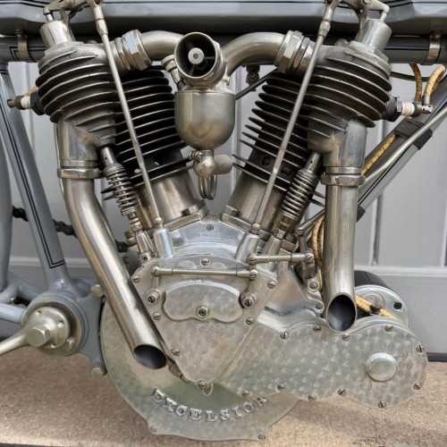 1913-Excelsior-Henderson-7sc-racer3.jpg